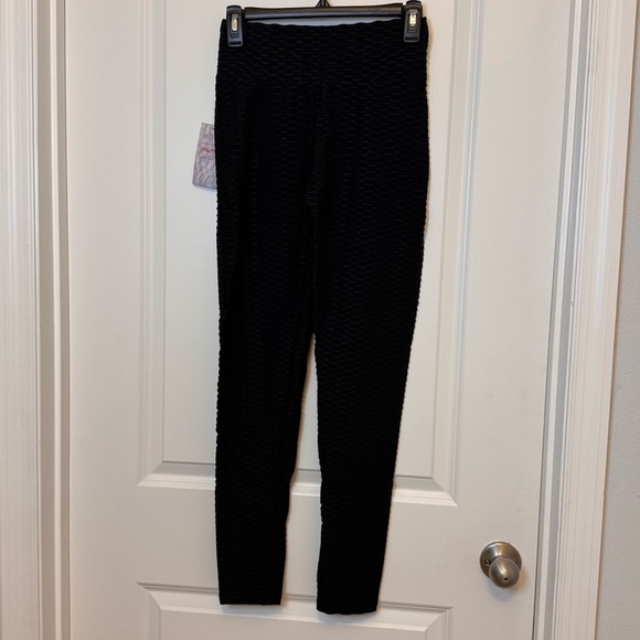 Black Textured scrunch butt Leggings - Picture 1 of 5